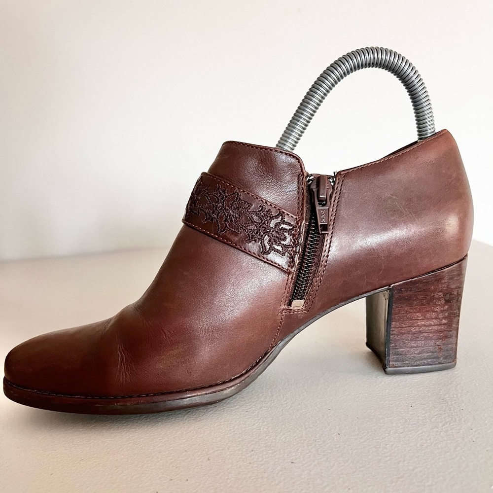 Clarks Artisan Women’s S 7.5 Ankle Boots Size Zip Brown Leather Heel Strap Shoes - Picture 5 of 9
